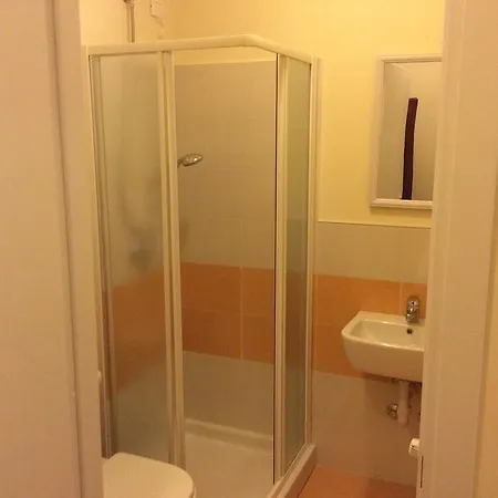 Cadorna לינה וארוחת בוקר